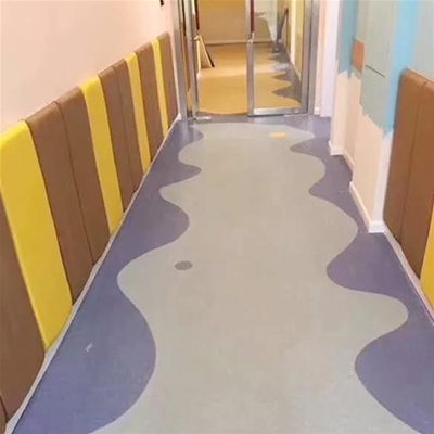卷材膠地板